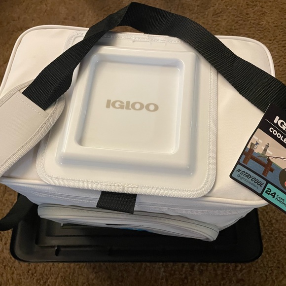 Igloo small insulated Seadrift Hardliner cooler bag or FREE w/ $300+ purchase - Picture 3 of 6